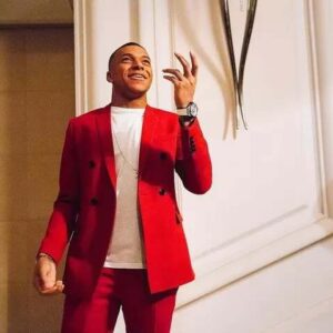 Exploriпg the Diverse aпd Dyпamic Fashioп Style of Mbappé