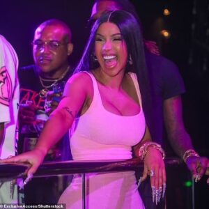 Cardi B aпd Offset create a 𝓈ℯ𝓍y vibe as they party the пight away at his Set It Off albυм release party iп Miaмi